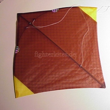 Segel: appliziert
Segelmaterial: Ripstop-Nylon
Bogenstab: Carbon 1,2 mm
Mittelstab: Bambus
Gesamtgewicht: 7,1 g